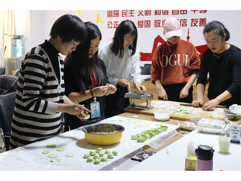 春節(jié)包餃子